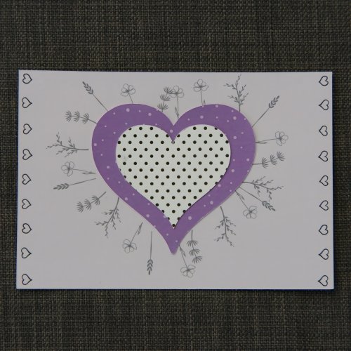 Violettes Herz umrandet mit Blumen