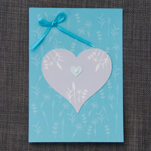 Graues Herz mit Blumen 